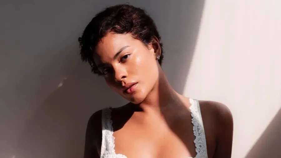 Na última semana a atriz cortou o cabelo e abandonou a aparência associada à personagem Maria de Fátima, da novela Vale Tudo.