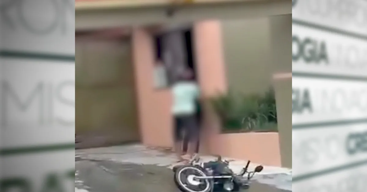 Um vídeo que circula nas redes sociais mostra o momento em que uma mulher flagra o marido ao chegar em um motel acompanhado de outra pessoa.
