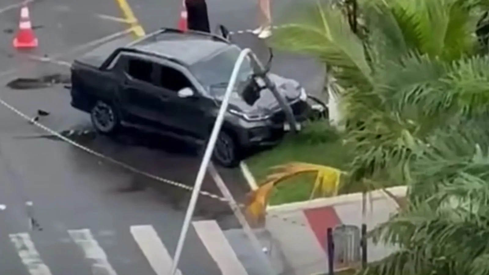 A colisão foi tão forte que acabou derrubando o semáforo.