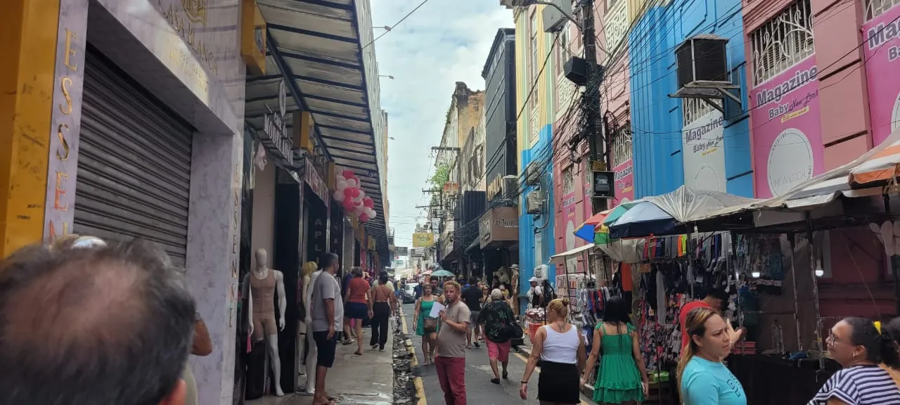 A Rua João Alfredo, no centro comercial de Belém, estava movimentada na manhã deste sábado (09).