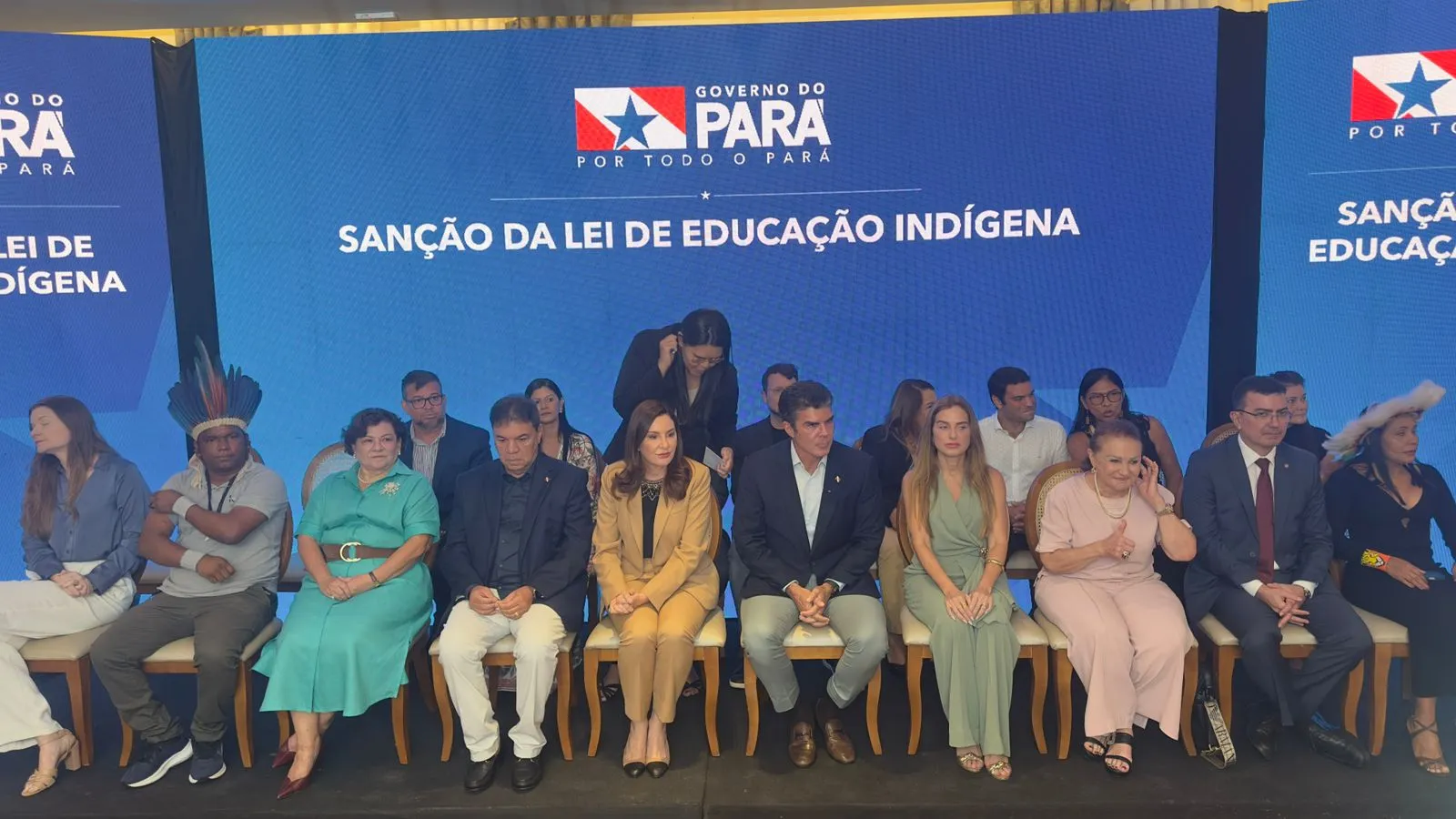 A governadora Hana Ghassan e o ex-governador Helder Barbalho participam da sanção da lei que institui a Política Estadual de Educação Escolar Indígena, em cerimônia no Palácio do Governo, em Belém.