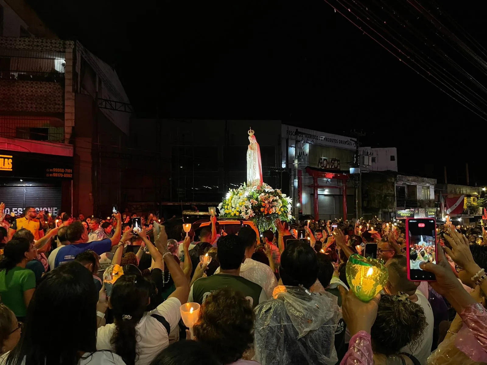 Centenas de fiéis participam da Procissão Luminosa em Belém, superando a chuva em uma demonstração de fé e devoção à Nossa Senhora de Fátima