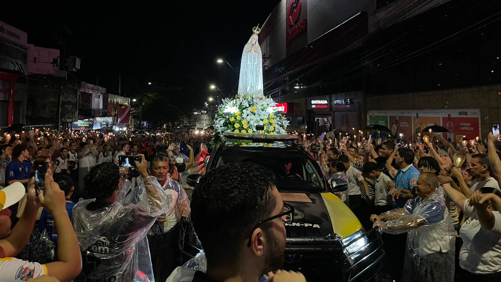 Nem a forte chuva que caiu sobre Belém na noite desta segunda-feira (12) desanimou os devotos de Nossa Senhora de Fátima.
