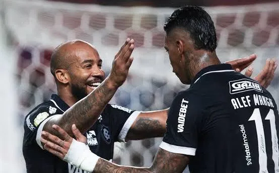 Patrick e Alef Manga comemoram um dos gols que garantiu a classificação do Remo