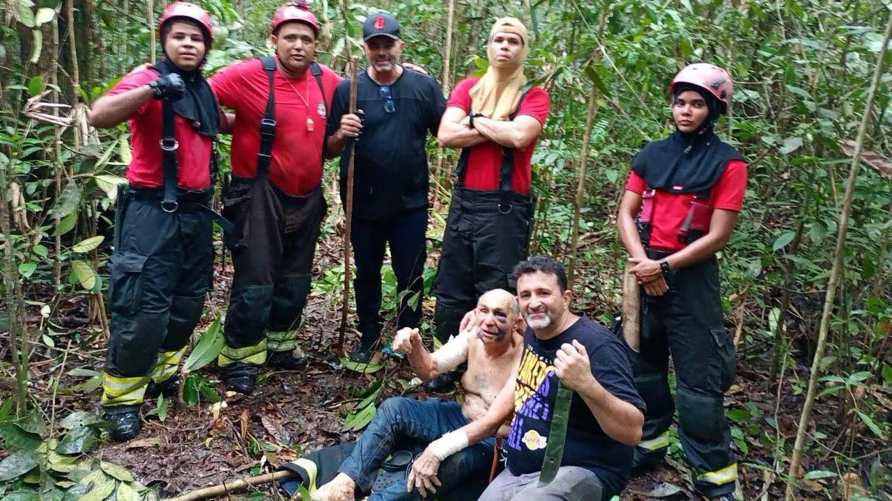 Registro do momento em que o piloto foi resgatados pelos Bombeiros