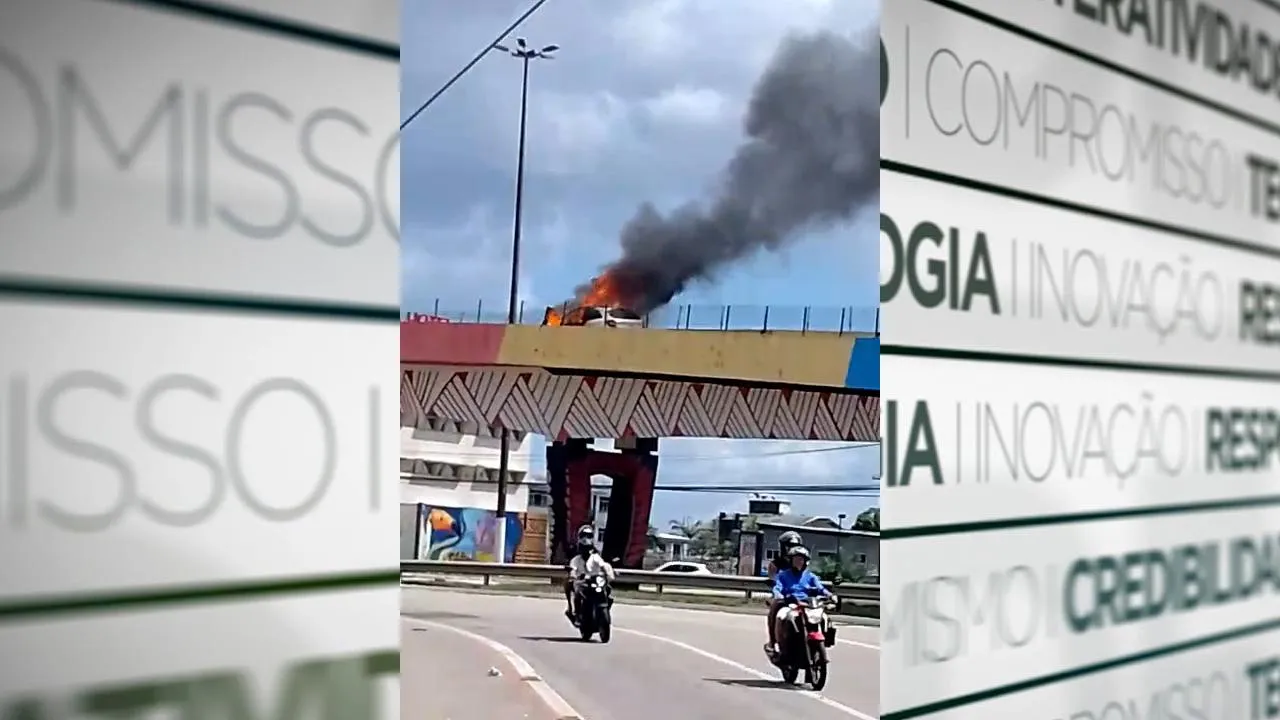 Imagens que circulam nas redes sociais mostram uma imensa nuvem de fumaça que se formou por conta do incêndio.