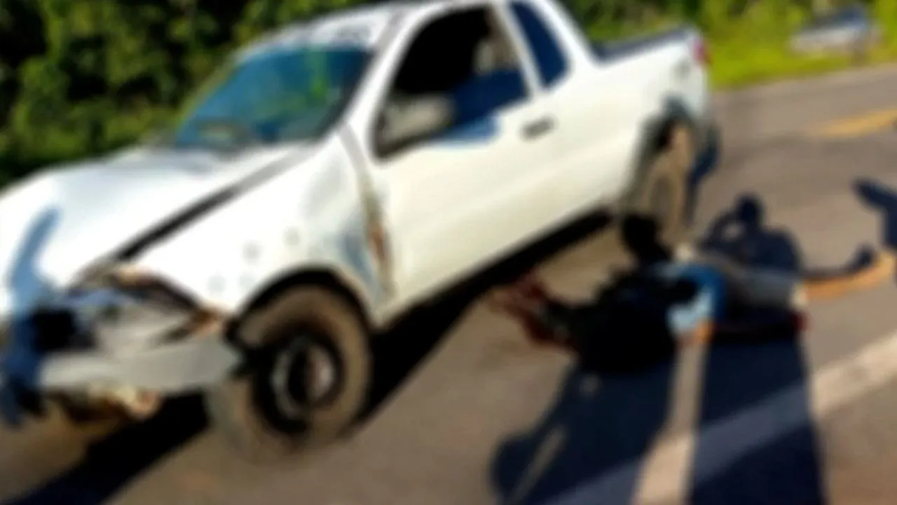 Motociclista não viu o carro parado na via e colidiu e acabou morrendo