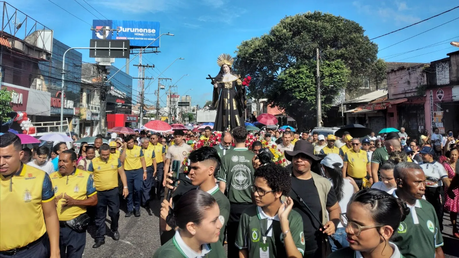 As ruas ficaram tomadas por pessoas de diferentes idades, incluindo idosos, crianças e jovens vestidos com roupas litúrgicas e hábitos religiosos.