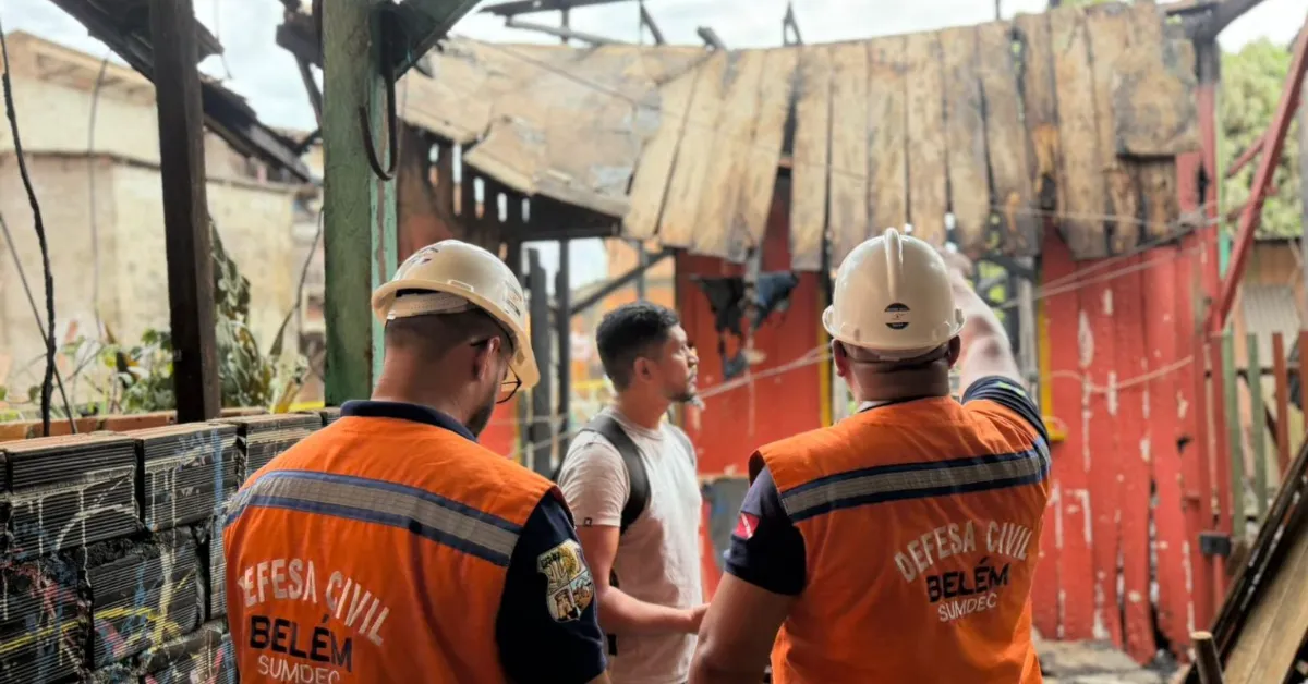 Equipes da Defesa Civil Municipal realizaram atendimento e levantamento dos danos após incêndio atingir residências no bairro do Guamá, em Belém.