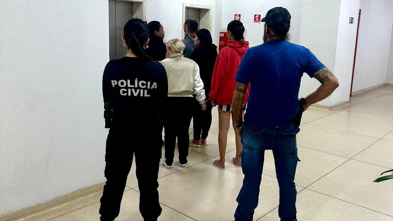 Polícia Civil do Pará prende mulheres envolvidas em golpe do amor, desmantelando esquema de estelionato pelas redes sociais.