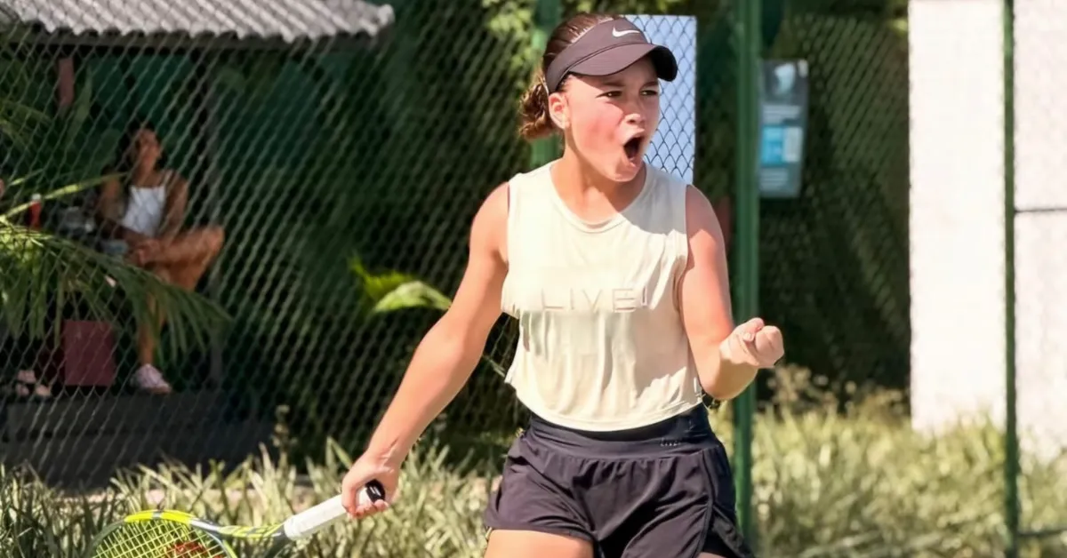 Maria Antônia comemora um ponto decisivo durante a final da categoria simples Sub-12.