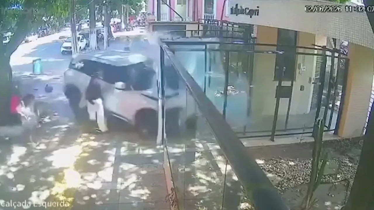 Nos registros, uma mulher de blusa preta e calça branca por pouco não é atingida pelo veículo, que passa de raspão, atinge a vidraça de um edifício e para em frente ao prédio.
