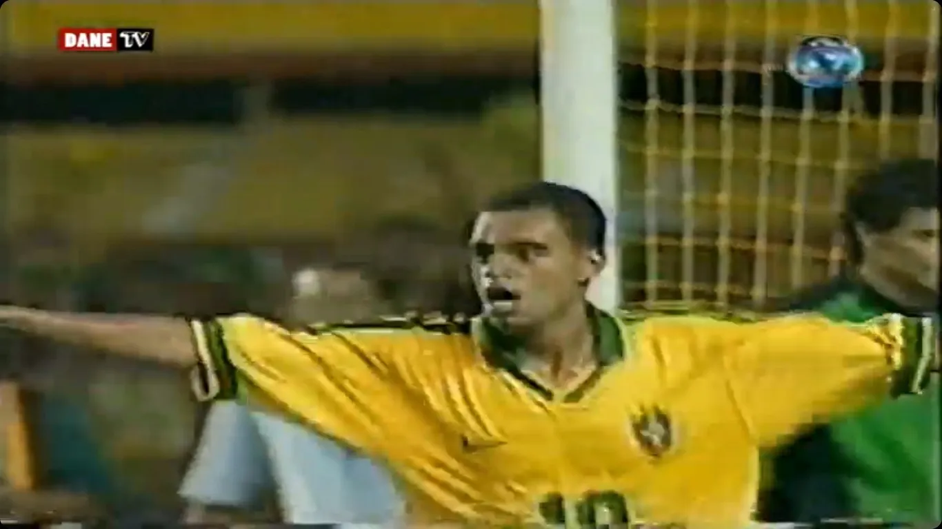 Denílson comemora um de seus dois gol marcados em amistoso de 1997