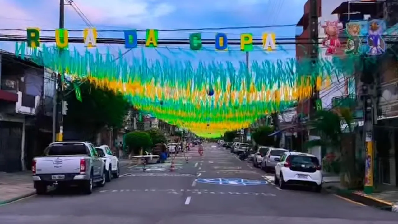 Na Travessa 3 de maio, no bairro da Cremação, em Belém, o ritual e as cores vibrantes tomam conta de quem passa pelo local.