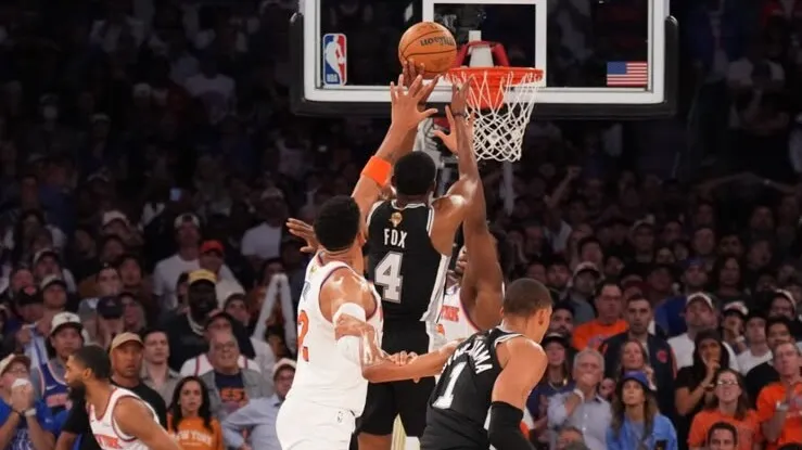 Spurs triunfam sobre Knicks em partida marcada por vaias a Trump e grande tensão no Madison Square Garden.