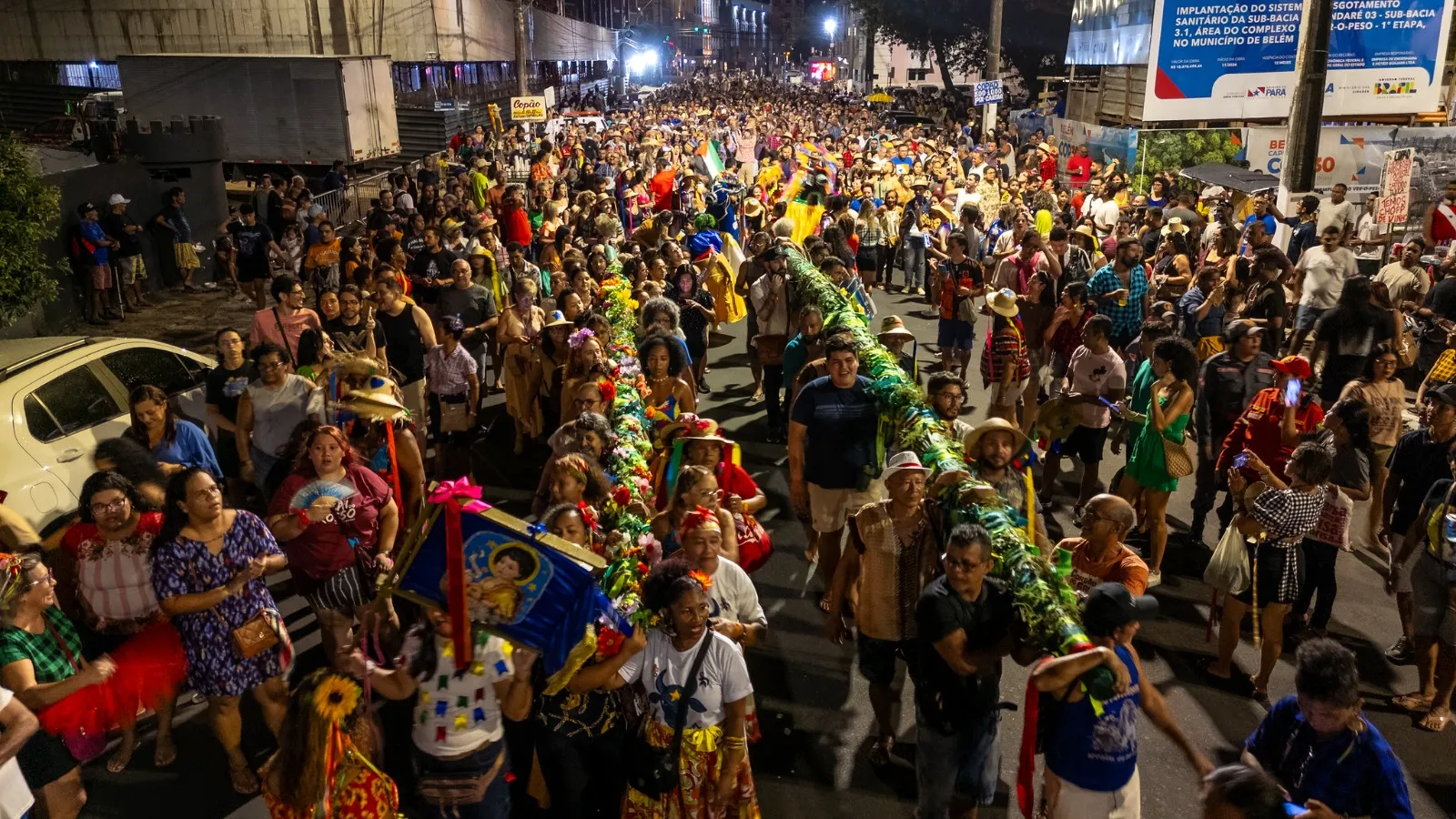 Os mastros são adornados com fitas coloridas e desembarcam na Escadinha Estação das Docas.