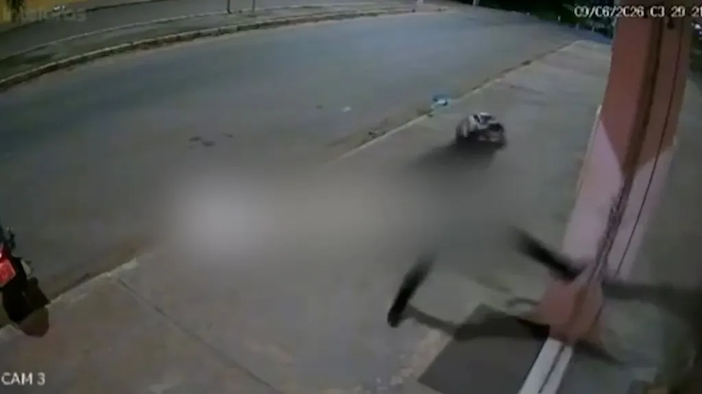 Homem desferiu vários chutes na porta do estabelecimento, mas sem sucesso