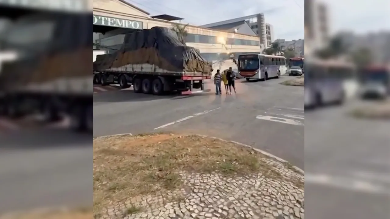 A queda da estrutura espalhou fios energizados pela área e provocou explosões, gerando preocupação entre os funcionários que trabalhavam no local.