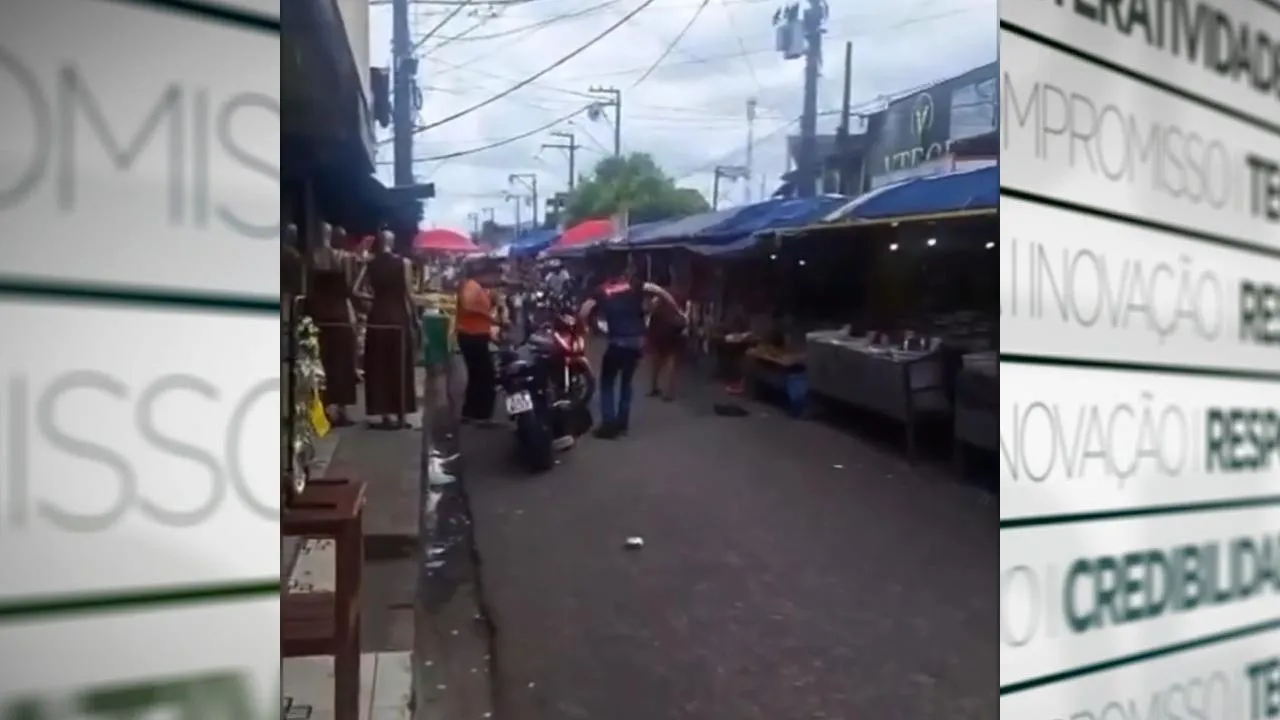 Um vídeo que circula nas redes sociais, mostra um homem caído perto de uma motocicleta.