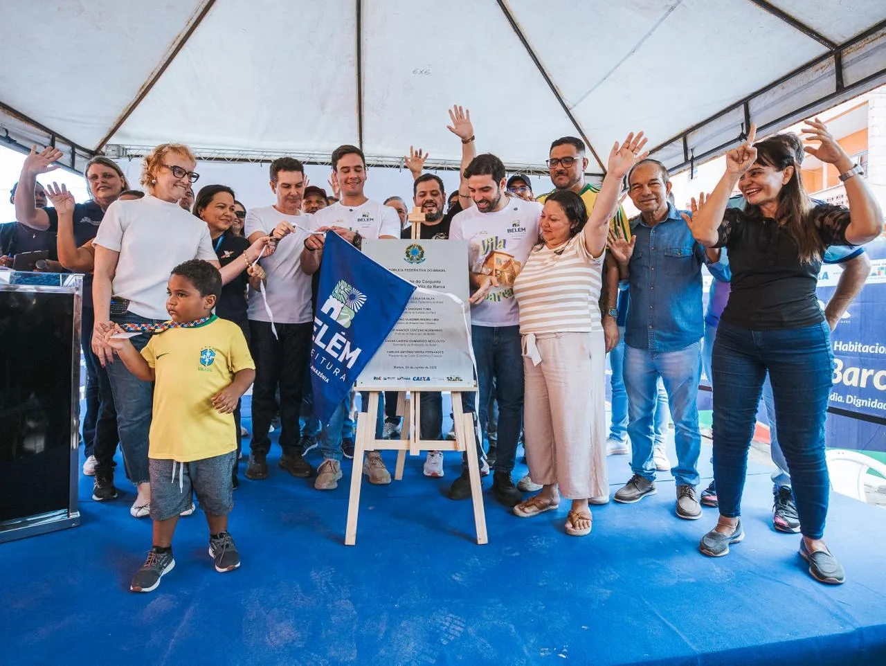 Prefeitura de Belém entrega 30 moradias e anuncia novo Postão de Saúde na Vila da Barca, melhorando a qualidade de vida da população.