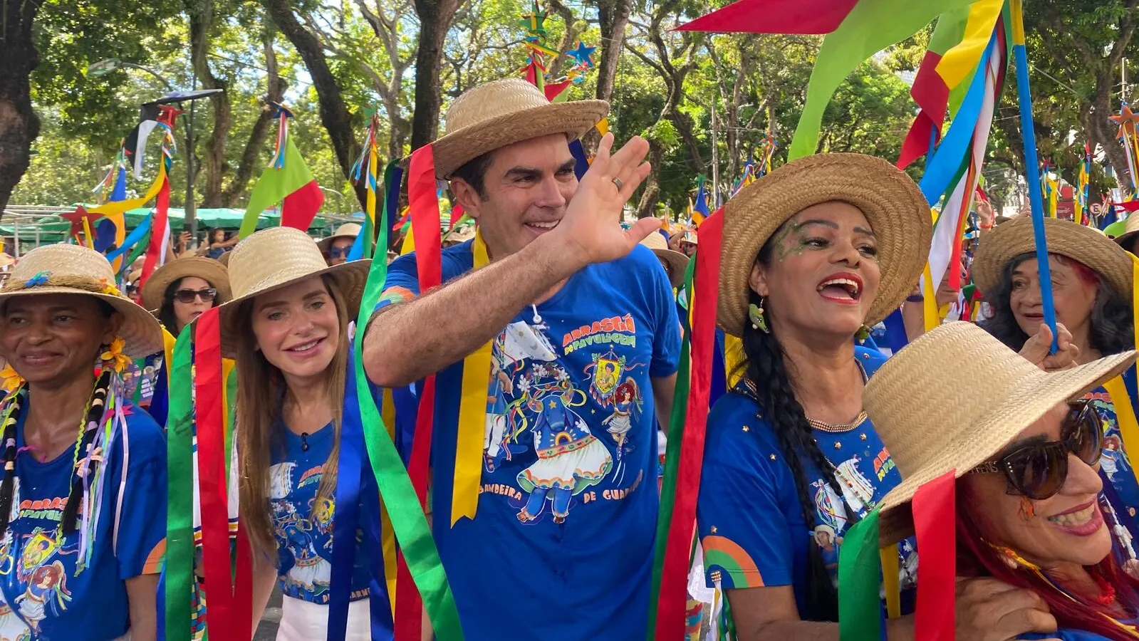 2º Arrastão do Pavulagem reúne multidão em Belém; entre os participantes estiveram o ex-governador do Pará, Helder Barbalho, e a ex-primeira-dama do Estado, Daniela Barbalho.