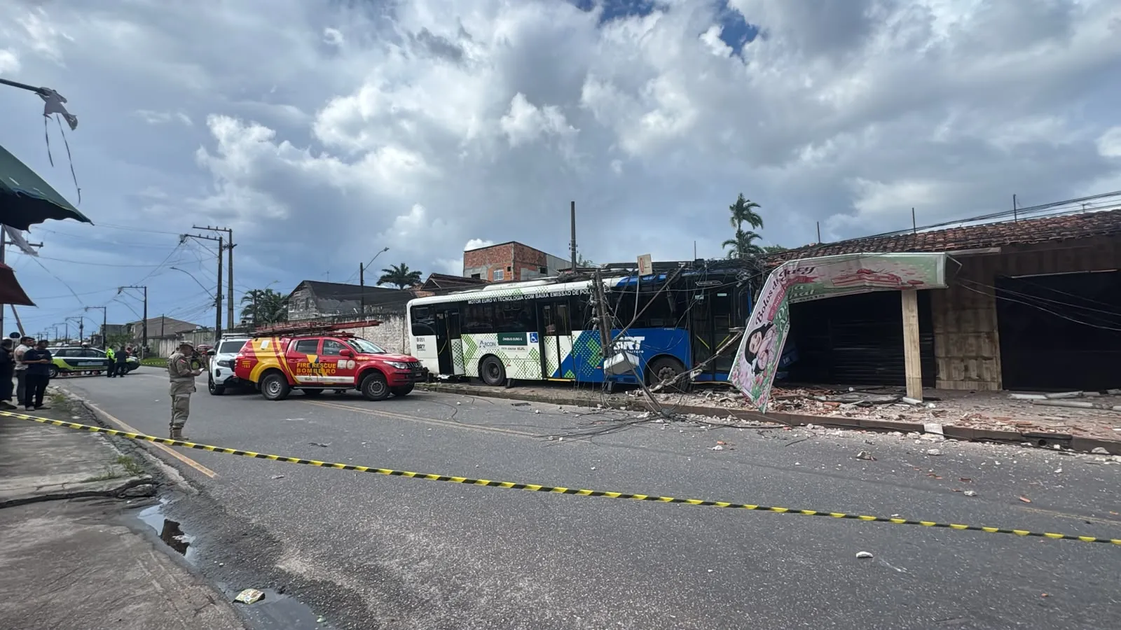 O acidente envolveu um ônibus, um carro e uma motocicleta no inicío da tarde deste domingo (21).