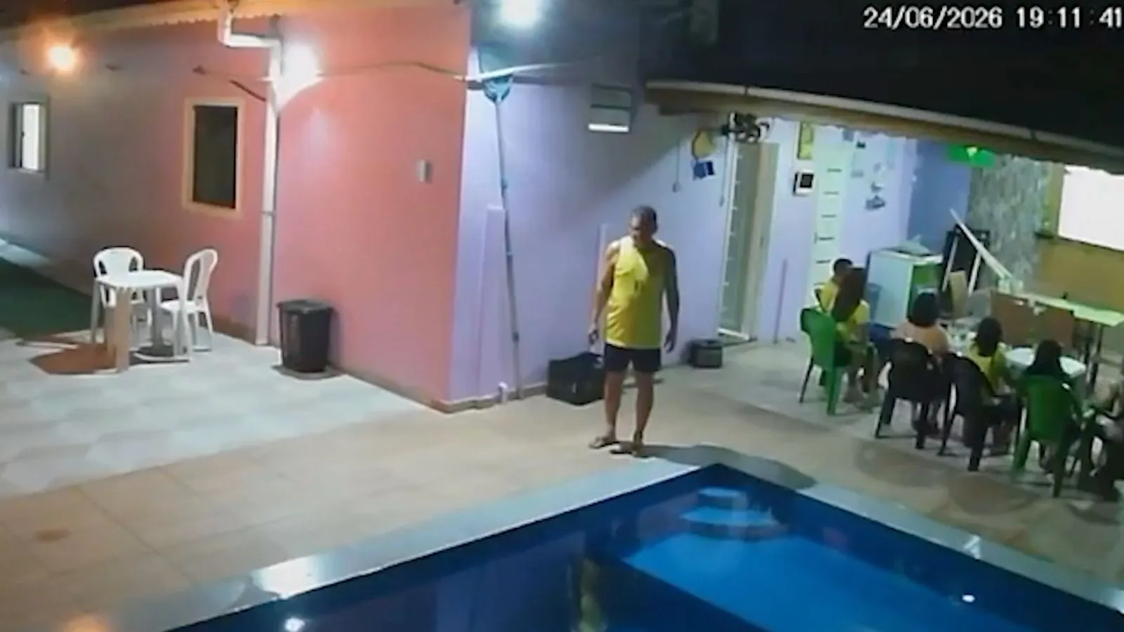Os moradores da casa perceberam as águas da piscina tremular, mas não imaginavam que era devido o terremoto na Venezuela