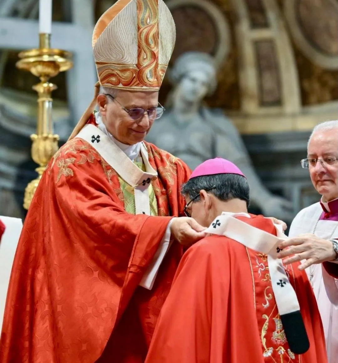 Dom Julio Akamine é agraciado com o Pálio Arquiepiscopal em cerimônia no Vaticano, celebrando sua missão pastoral na Amazônia.
