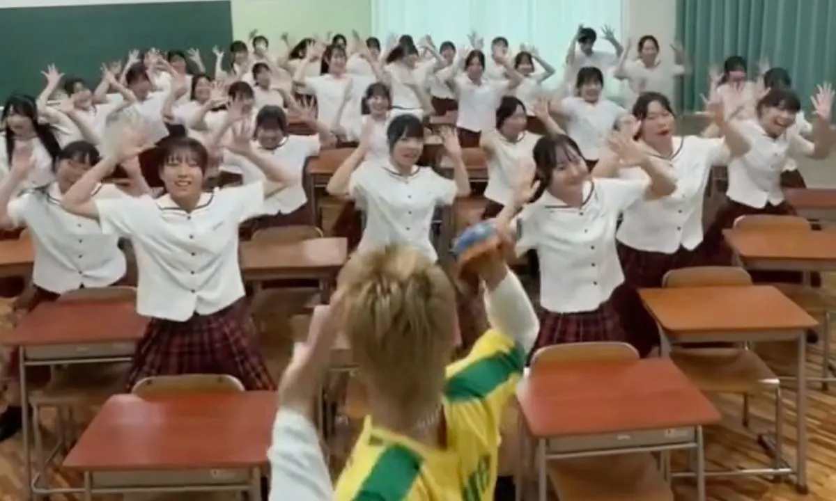 O influenciador japonês Koyama Ginjiro viralizou nas redes com vídeo dançando "pagode baiano".