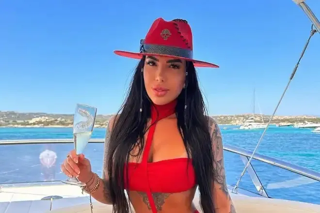 Kauana Bilhar, influenciadora digital, morreu ao cair de prédio em Dubai. Confira os detalhes da tragédia e como isso impactou seus seguidores.