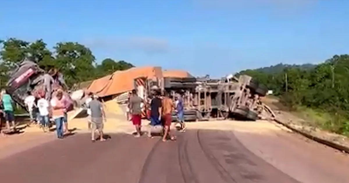 Caminhão virou e semirreboque atinge outro veículo de carga e mata condutor