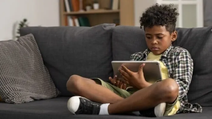 Saiba como o uso excessivo de telas durante as férias pode afetar a saúde infantil e descubra dicas para equilibrar tecnologia e atividades offline.