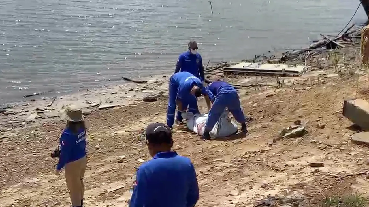 Equipes da Polícia Militar, Polícia Científica e IMOL realizaram a remoção dos corpos às margens do Rio Maguari.