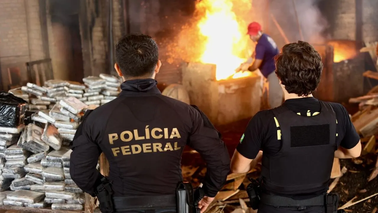 A Polícia Federal incinerou mais de 4,1 toneladas de drogas no Pará, incluindo grandes quantidades de cocaína e maconha, em ação de combate ao tráfico.