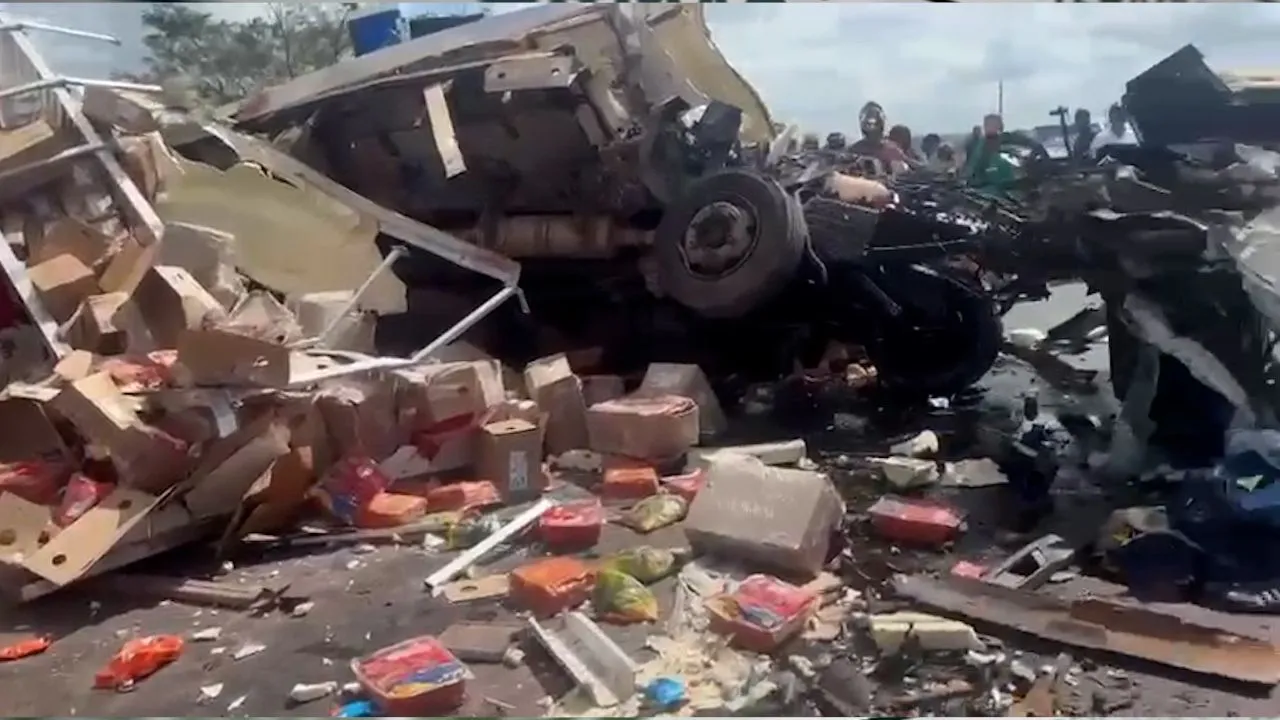 A colisão deixou os veículos completamente destruídos