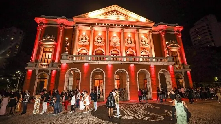 Explore o Theatro da Paz em Belém com visitas guiadas que revelam a rica história e cultura do Brasil. Confira horários e ingressos!