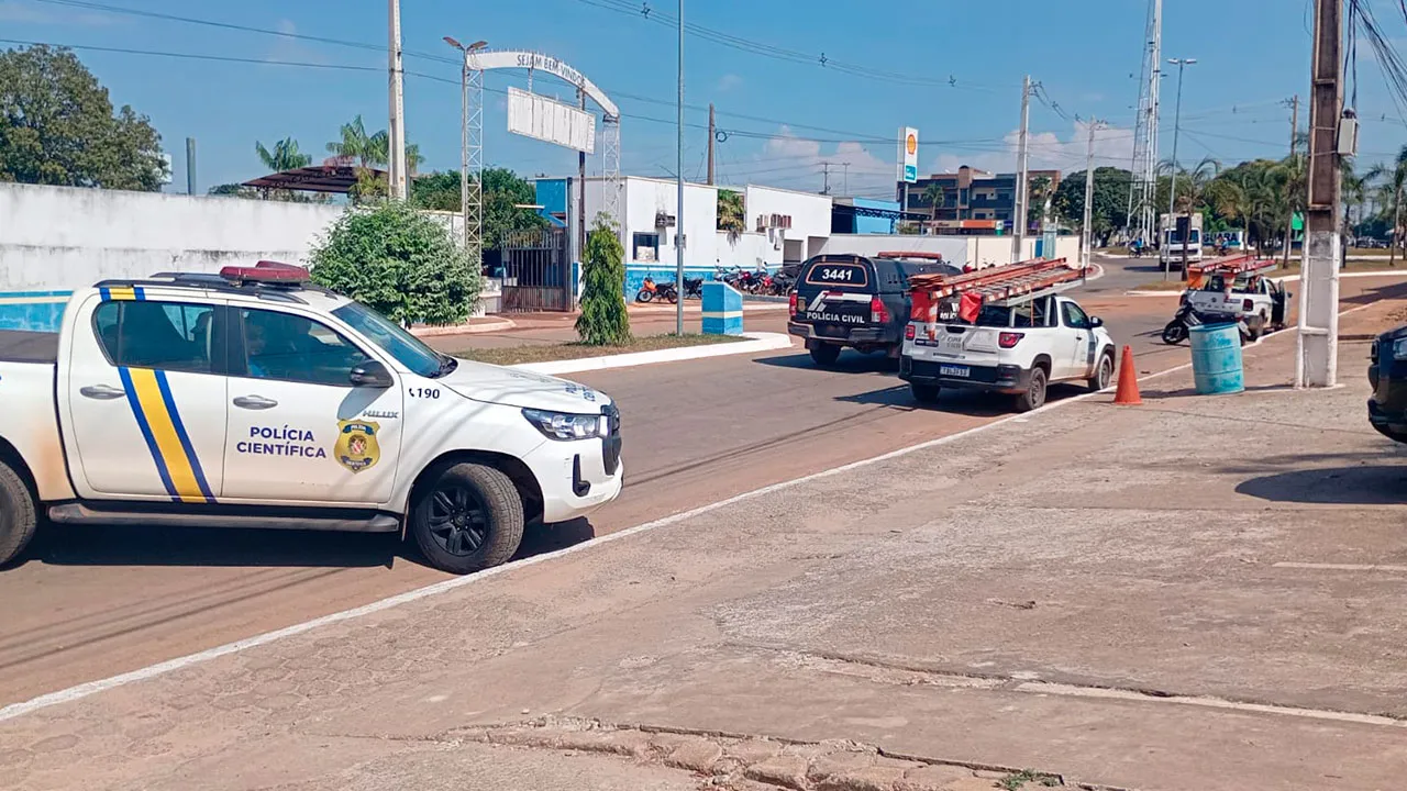 Fiação de ligação clandestina encontrada durante as buscas; prática ilegal sobrecarrega o sistema e prejudica o fornecimento local.