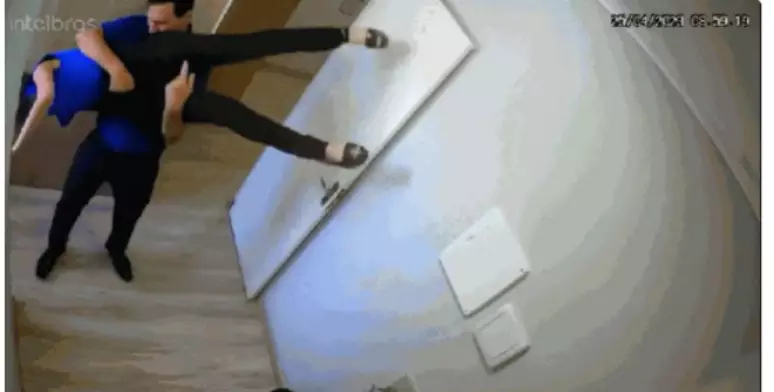Saiba se virar uma pessoa de cabeça para baixo é eficaz em casos de engasgo e quais são as melhores práticas de primeiros socorros.