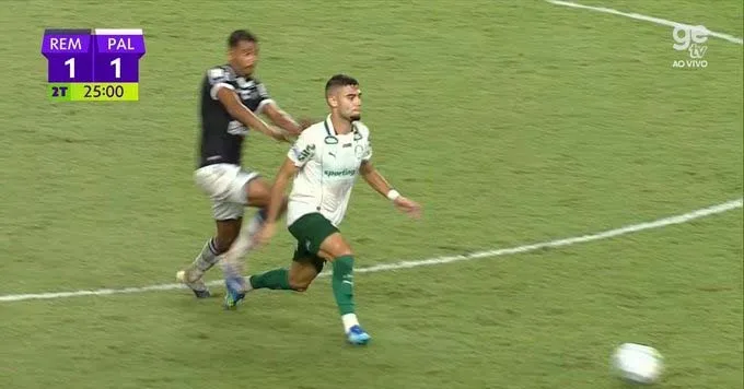 Zér Ricardo foi expulso após análise do VAR