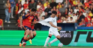 Marc Bernal segura Marco Farag durante disputa de bola no amistoso entre Espanha e Iraque, realizado em La Coruña, na preparação das seleções para a Copa do Mundo.