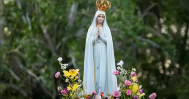 Fiéis celebram o Dia de Nossa Senhora de Fátima com missas, procissões e momentos de oração em várias partes do mundo.