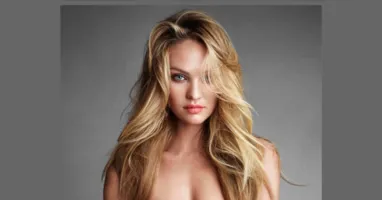 Candice Swanepoel posa em ensaio fotográfico em Paris e chama atenção ao combinar biquíni estampado com bota de salto alto.