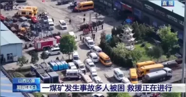 Equipes de resgate trabalham na mina de carvão de Liushenyu, na província chinesa de Shanxi, após explosão que deixou dezenas de mortos.