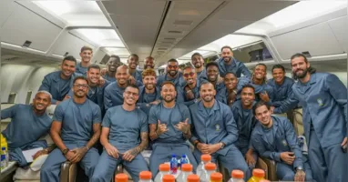 Jogadores da Seleção Brasileira usam o novo traje de viagem desenvolvido por Ricardo Almeida para a Copa do Mundo de 2026