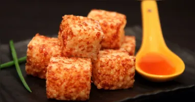 Dadinhos de tapioca dourados e crocantes, servidos com molhos variados, são sucesso garantido como petisco.