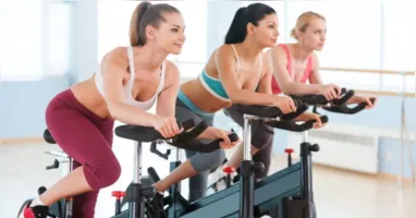 Com a chegada do verão, aumenta a procura por mudanças rápidas no corpo, mas especialistas alertam que saúde deve vir antes da estética.