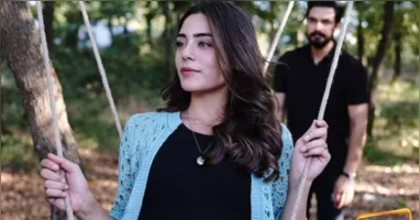 Autoridades aguardam resultados de exames que devem esclarecer a causa da morte da atriz turca Ece İrtem.