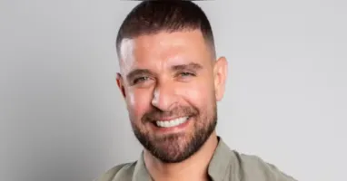 Diogo Nogueira segue em tratamento para recuperar a voz após sucessivos problemas de saúde que afetaram suas cordas vocais.