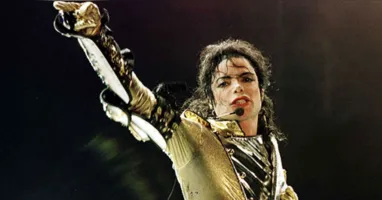 Michael Jackson marcou gerações com sucessos como “Thriller”, “Billie Jean” e “Beat It” e continua sendo referência na cultura pop.