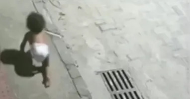 Bebê foi resgatada após ser vista engatinhando sozinha em avenida no bairro Barramares, em Vila Velha (ES).